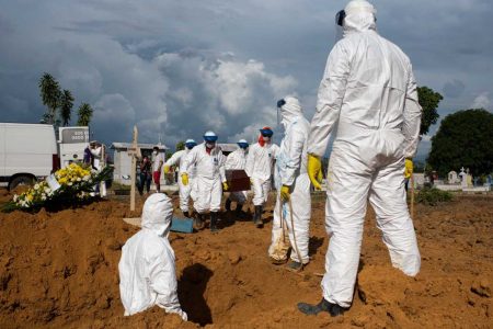 Cemitério Nossa Senhora Aparecida, em Manaus (AM). Capital registra recorde atrás de recorde em número de sepultamentos