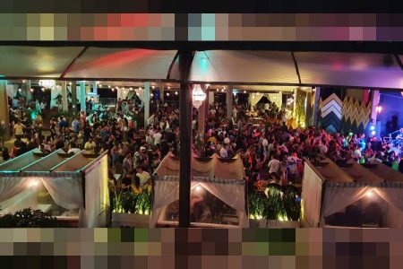 Pessoas sem aglomeram sem máscara no Laguna Gastrobar