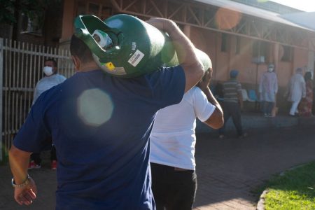 Com falta de oxigênio, Itacoatiara faz corrida a Manaus para reabastecer cilindros do gás