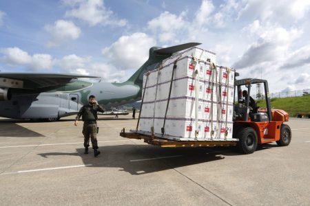 Lotes da Coronavac em avião da FAB