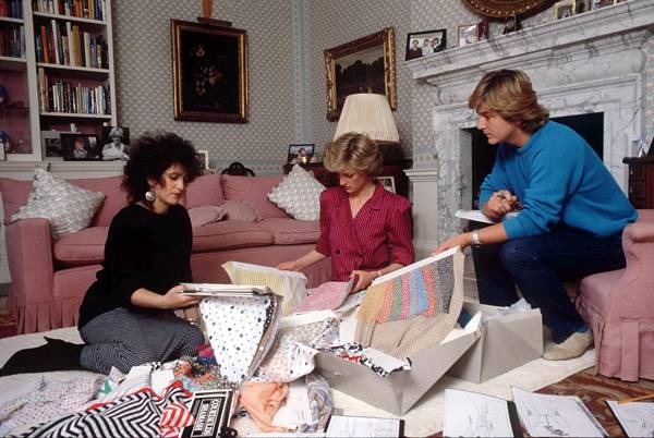 Estilistas David e Elizabeth Emanuel com Lady Di