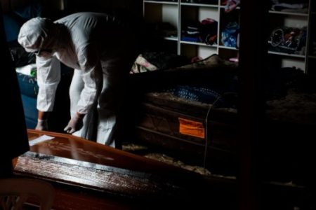 Manaus enterra seus mortos pela Covid-19