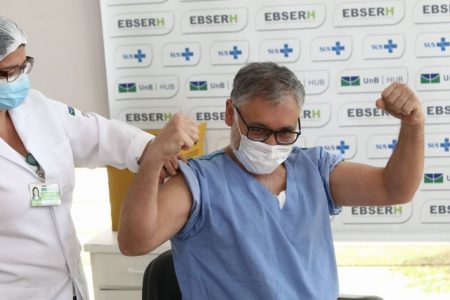 Enfermeiro vacinado contra o novo coronavírus