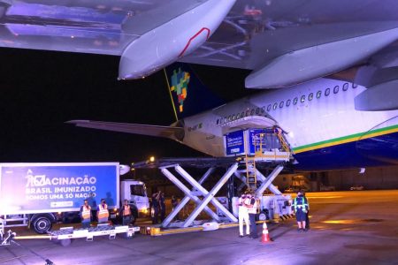 Avião com vacinas enviadas pela Índia aterrissa no Rio de Janeiro