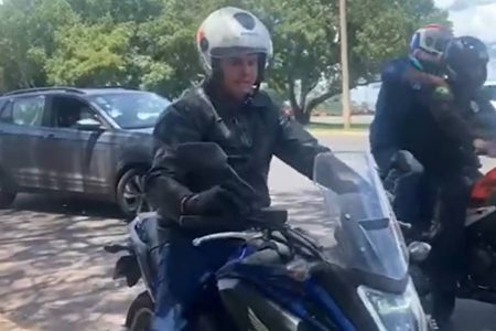 Bolsonaro passeia de moto em Brasília