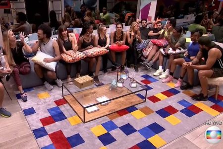Participantes do BBB21 no sofá da sala