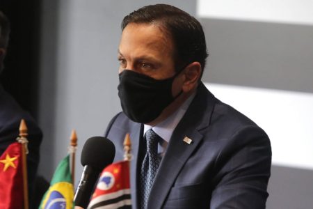 O Governador João Doria (PSDB) participa de reunião virtual com o Embaixador da China no Brasil, Yang Wanming, na manhã desta terça-feira (26), no Palácio dos Bandeirantes, zona sul de São Paulo.