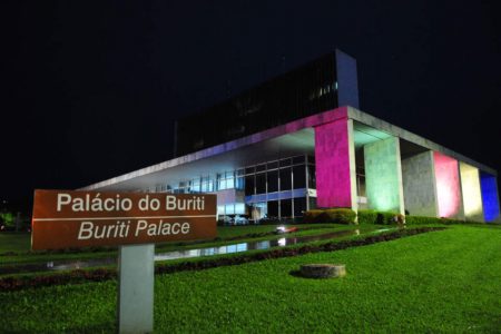 prédio com cores do arcoíris