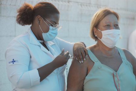Rio de Janeiro dá inicio a nova fase de vacinação contra a Covid-19 nesta quarta feira 27/01 na Clínica da Família Estácio de Sá.