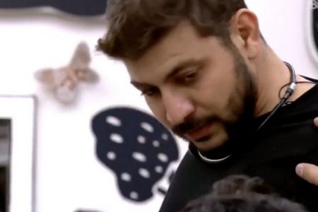 Caio tira microfone e pensa em sair do BBB