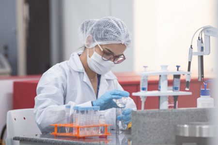 Cientista em laboratório