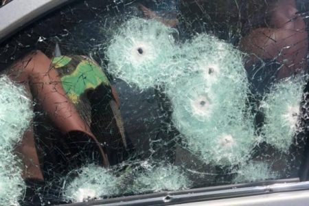Carro do ex-PM Adriano fuzilado em plena luz do dia na Barra da Tijuca