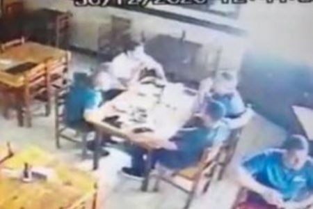 Marcinho, ex-jogador do Botafogo, bebendo no bar antes de atropelar e matar casal no Rio de Janeiro