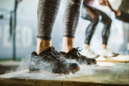 Foto colorida mostra mulheres praticando crossfit - Metrópoles