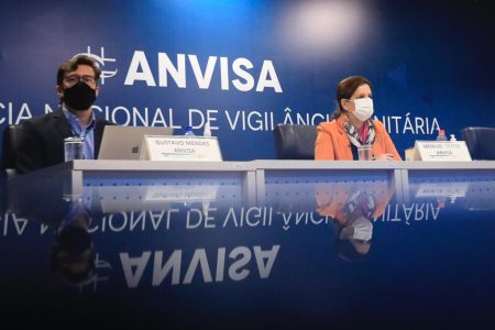 Coletiva de imprensa sobre alterações no Guia de Uso Emergencial de Vacinas contra a Covid-19 na ANVISA em Brasília. Diretora da segunda diretoria da ANVISA, Meiruze Freitas e Gustavo Mendes, gerente geral de medicamentos