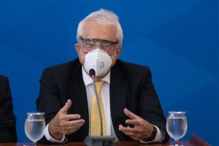 Presidente da Petrobras, Roberto Castelo Branco dá entrevista no Planalto, de máscara