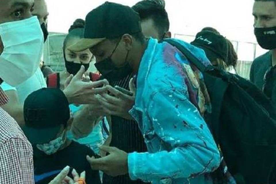 Fãs recebem Lucas Penteado em aeroporto