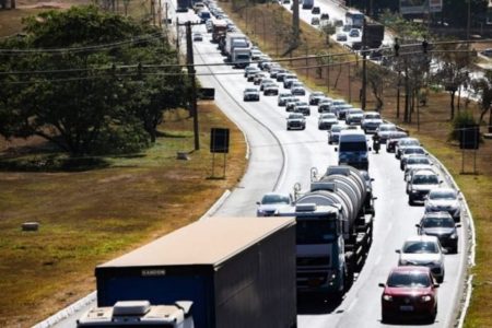 Carros trafegam pela EPNB