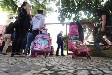 Estudantes acompanhados dos pais