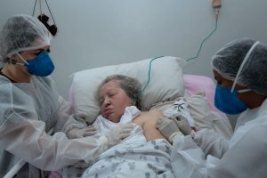 Idosa é vacinada em casa em Goiânia (GO) contra a Covid-19
