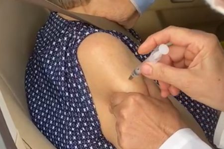 Momento em que enfermeira deixa de vacinar idosa em Goiânia