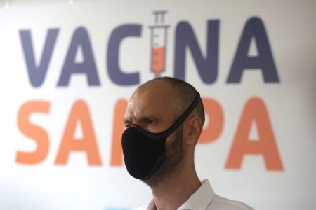 Covas durante vacinação no Pacaembu