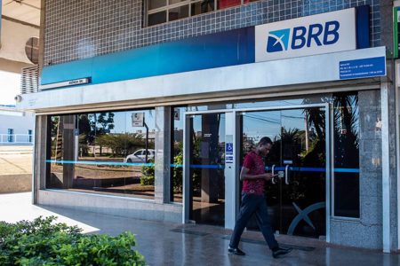 Homem em porta de banco