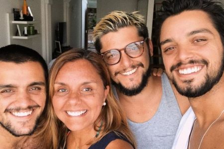 Bruno Gissoni, Rodrigo Simas e Felipe Simas com a mãe, Ana Sang