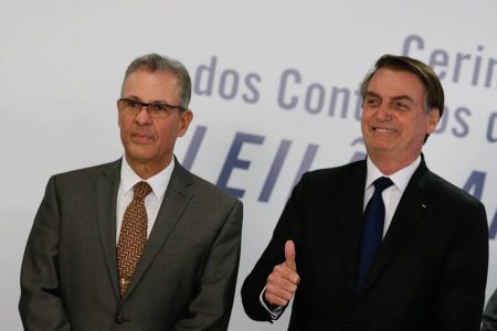 O ministro Bento Albuquerque e o presidente Jair Bolsonaro