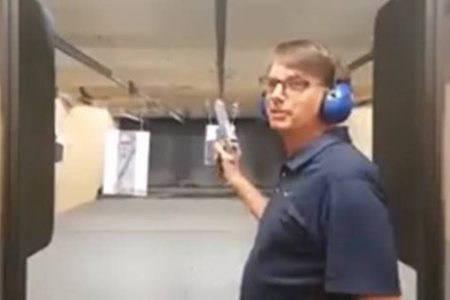 Presidente Jair Bolsonaro segura arma de tiro recreativo