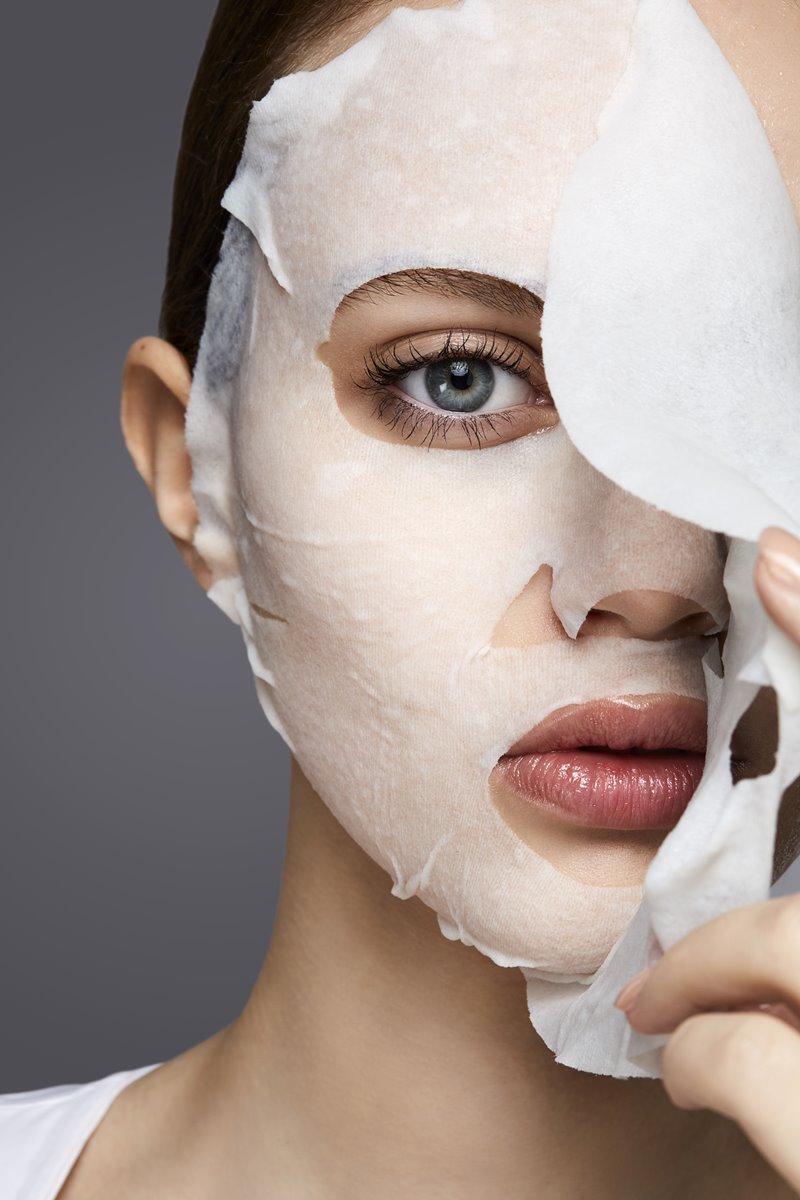 Mulher com máscara facial