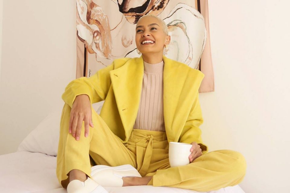 Fernanda Esteves com terninho amarelo da Amaro