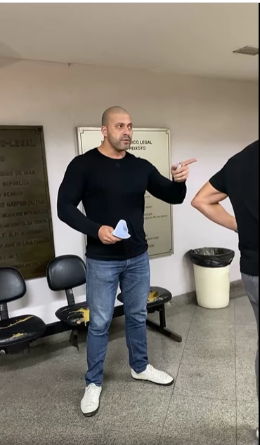 Daniel Silveira discute com agente do IML