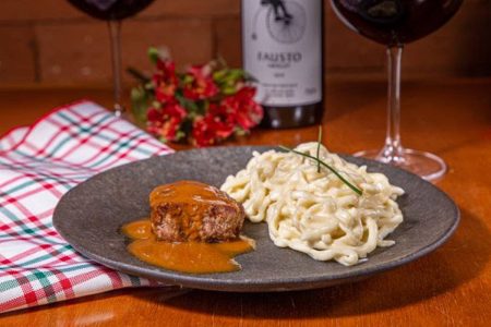 Prato com macarrão e filé