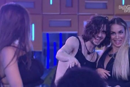 Sarah e Fiuk em festa do BBB21