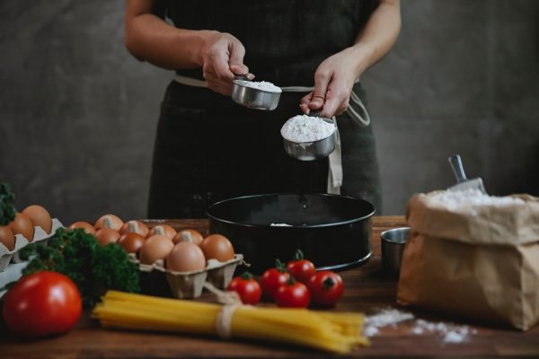 Mulher cozinhando um bolo
