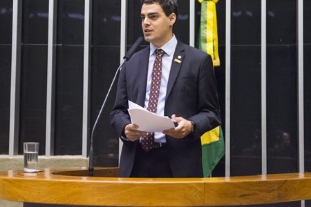 deputado federal Tiago Mitraud na tribuna da Câmara dos Deputados