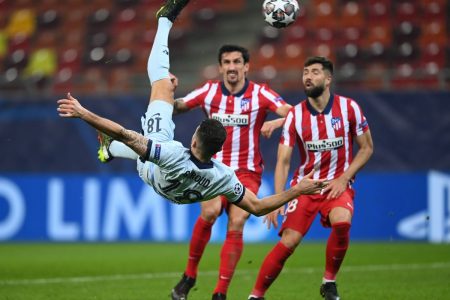 Giroud marca de bicicleta contra o Atlético de Madrid