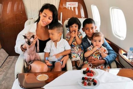 Gato de Cristiano Ronaldo com a família no jatinho