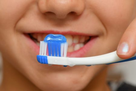 Criança escovando os dentes