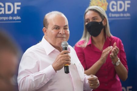 Ibaneis com microfone