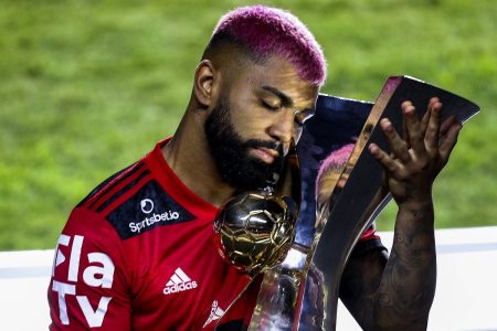 Gabigol e troféu de campeão do Brasileirão 2020