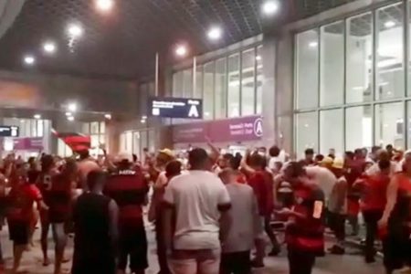 Torcedores do Flamengo Galeão aguardam chegada do time campeão brasileiro 2020