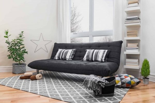 sala com soda cama cinza a amolfadas