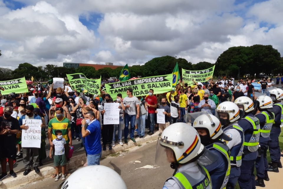 Manifestação contra o lockdown na frente do Palácio do Buriti