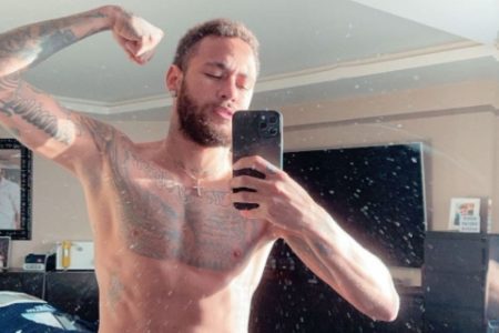 Neymar sem camisa