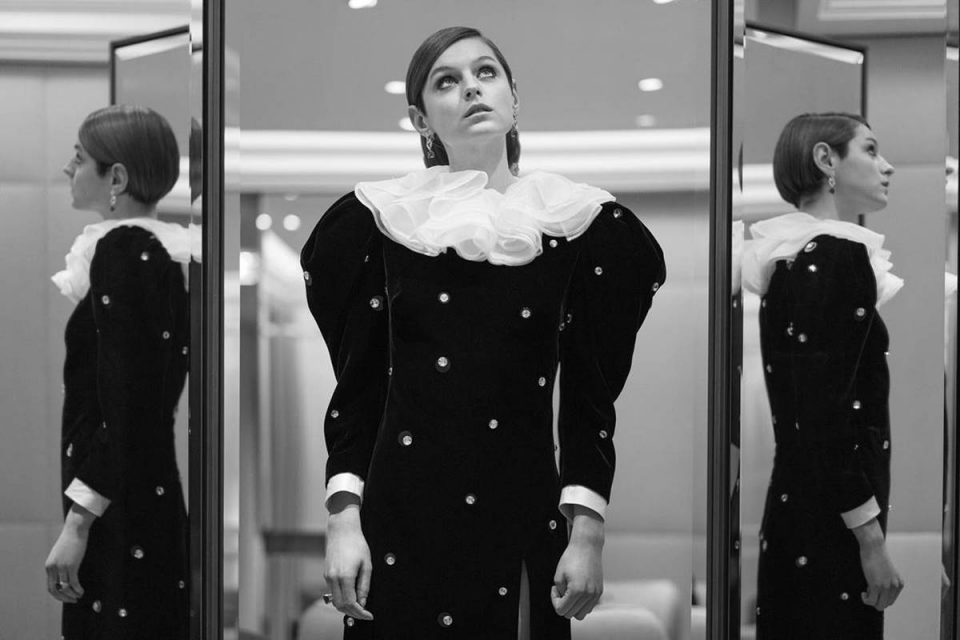 Emma Corrin de Miu Miu para o Globo de Ouro 2021
