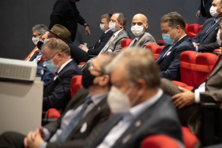 Governadores em auditório na fábrica da União Química, no DF