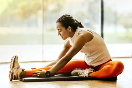 Imagem de mulher fazendo exercício físico em casa - Metrópoles