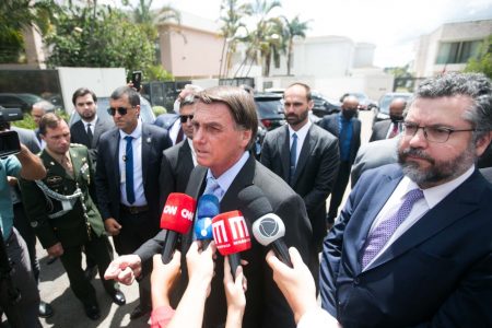 Presidente Jair Bolsonaro dá entrevista após evento em Brasília